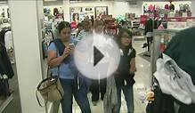Last-Minute Deals Draw Procrastinators To The Malls For